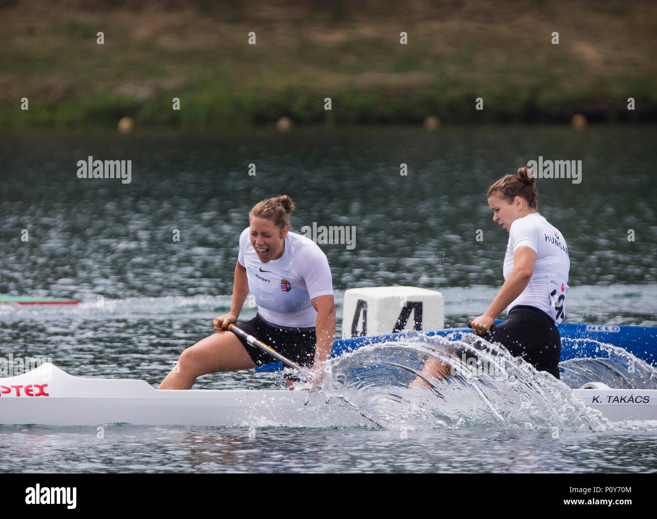 A Belgrado, in Serbia. Decimo Jun, 2018. Nadzeya Makarchanka e Volha Klimava di BLR competere nelle donne il canoa double (C2), a Finale, 500m gara sprint Credito: Nikola Krstic/Alamy Live News Foto Stock