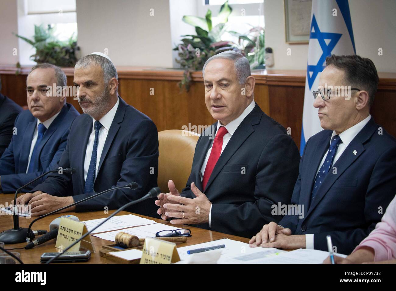 Gerusalemme. Decimo Giugno, 2018. Il Primo Ministro israeliano Benjamin Netanyahu (seconda R) presiede il gabinetto settimanali incontro a Gerusalemme, il 10 giugno 2018. Benjamin Netanyahu ha detto domenica che i leader europei hanno deciso che l'Iran dovrebbe essere spinto fuori della Siria e ha accettato di Israele gli attacchi aerei contro siti iraniani in Siria. Credito: JINI/Yonatan residence/Xinhua/Alamy Live News Foto Stock