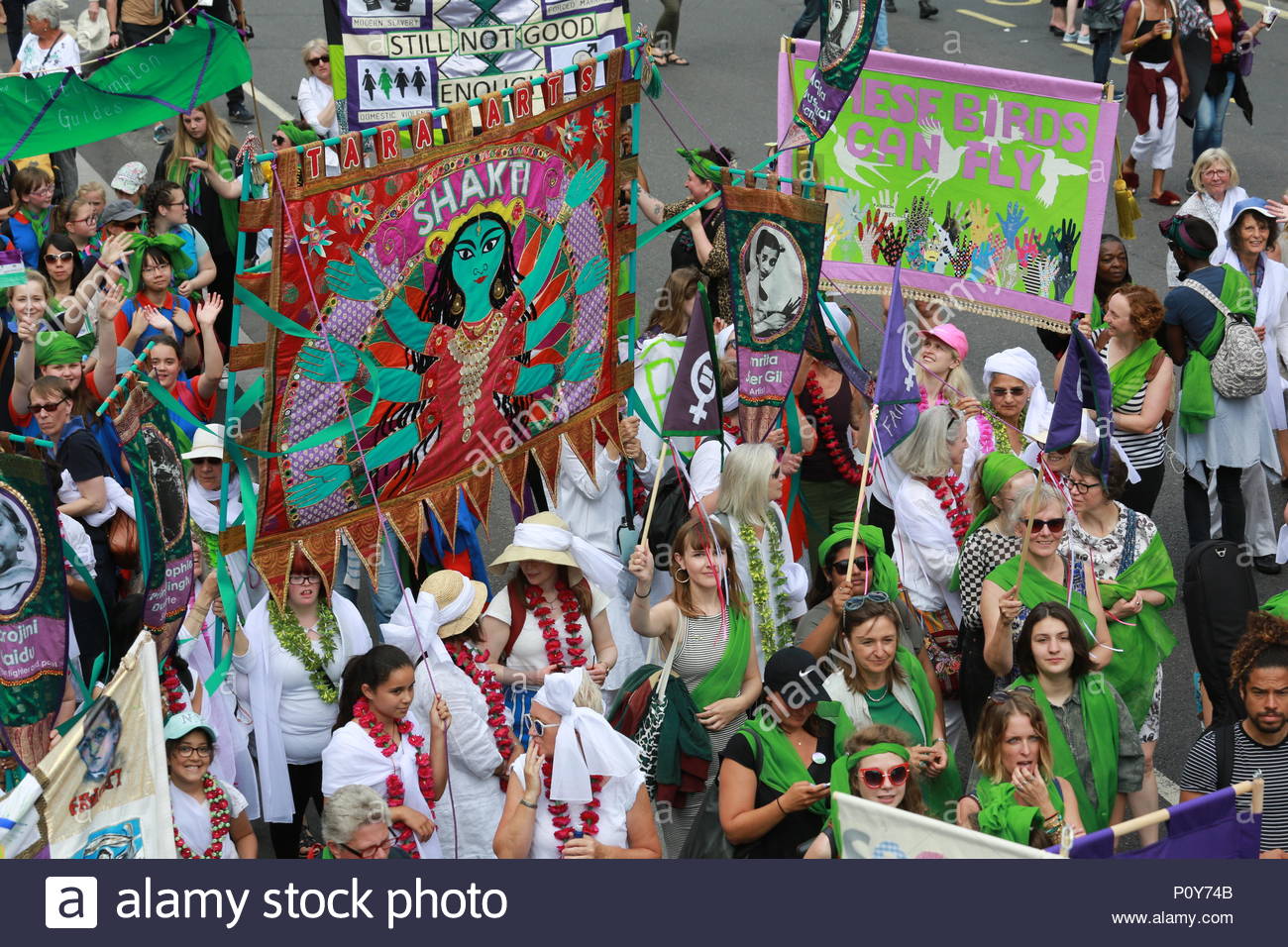 Londra, Regno Unito. Il 10 giugno 2018. Tempo splendido a Londra come a marzo a Westminster ha avuto luogo in onore del movimento delle Suffragette. Una grande ferita marzo la sua strada verso Westminster con migliaia di donne giubilante celebra i suoi cento anni di voti per le donne. Foto Stock