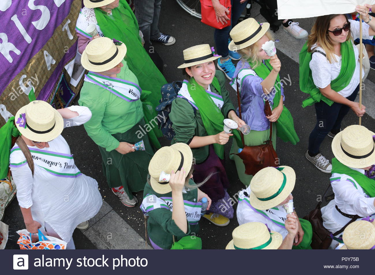 Londra, Regno Unito. Il 10 giugno 2018. Tempo splendido a Londra come a marzo a Westminster ha avuto luogo in onore del movimento delle Suffragette. Una grande ferita marzo la sua strada verso Westminster con migliaia di donne giubilante celebra i suoi cento anni di voti per le donne. Foto Stock