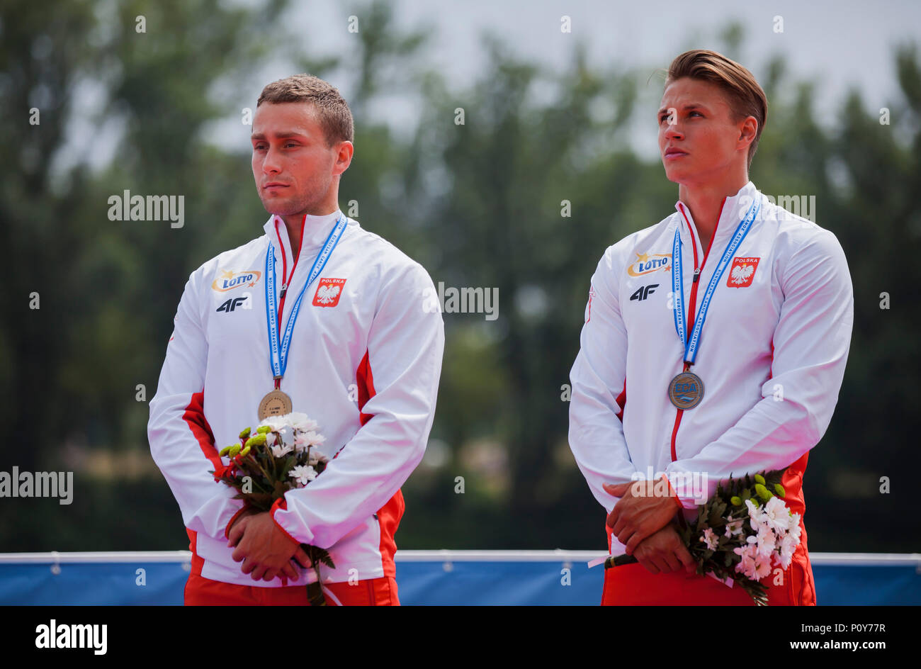 A Belgrado, in Serbia. Decimo Jun, 2018. Arsen Sliwinski e Michal Lubniewski di POL festeggiare sul podio alla premiazione per uomini della canoa double (C2), 200m gara sprint Credito: Nikola Krstic/Alamy Live News Foto Stock