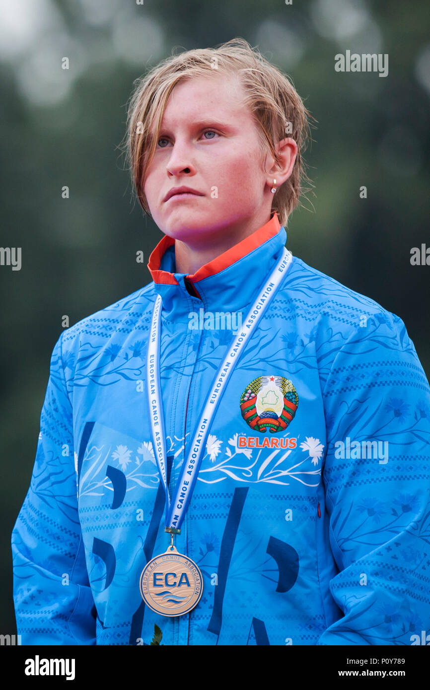 A Belgrado, in Serbia. Decimo Jun, 2018. Volha Klimava di BLR celebra durante la premiazione per canoa singola (C1), 5000m gara Credito: Nikola Krstic/Alamy Live News Foto Stock