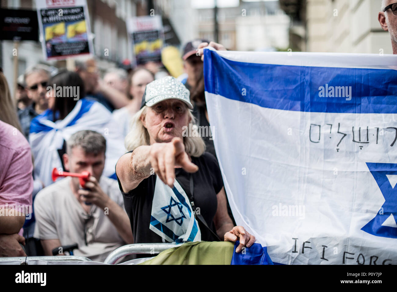 Una donna urlare nel pro-sionista di contro-demo. Centinaia di anti-Israele manifestanti hanno marciato per le strade sulla relazione annuale di Al Quds giorno. Iniziato dall Ayatollah Khomeini in 1979 per mostrare il loro sostegno per la Palestina e per opporsi alla esistenza di Israele e il contatore protesta della Federazione sionista. Foto Stock