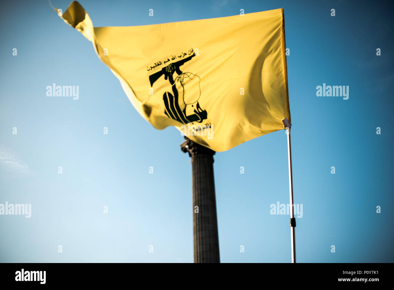 Una bandiera di Hezbollah visto in Trafalgar Square durante la dimostrazione. Centinaia di anti-Israele manifestanti hanno marciato per le strade sulla relazione annuale di Al Quds giorno. Iniziato dall Ayatollah Khomeini in 1979 per mostrare il loro sostegno per la Palestina e per opporsi alla esistenza di Israele e il contatore protesta della Federazione sionista. Foto Stock