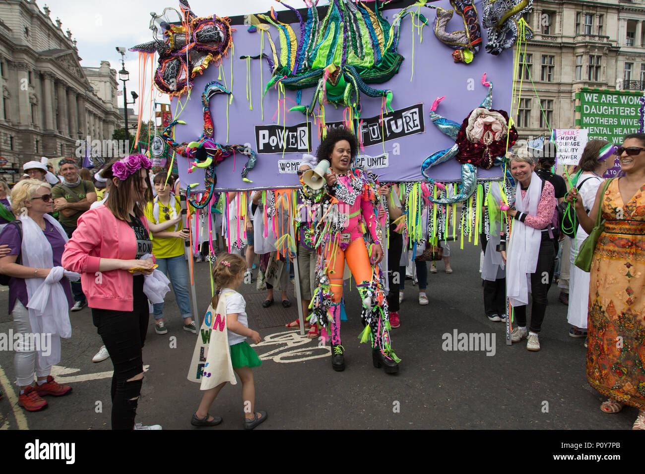 London, Regno Unito - 10 Giugno 2018: Donne in marzo a Londra nei colori del movimento delle Suffragette per celebrare il centenario delle donne a ottenere il voto. Credito: a Vista/fotografica Alamy Live News Foto Stock