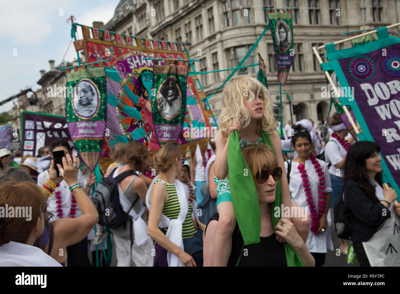 London, Regno Unito - 10 Giugno 2018: Donne in marzo a Londra nei colori del movimento delle Suffragette per celebrare il centenario delle donne a ottenere il voto. Credito: a Vista/fotografica Alamy Live News Foto Stock