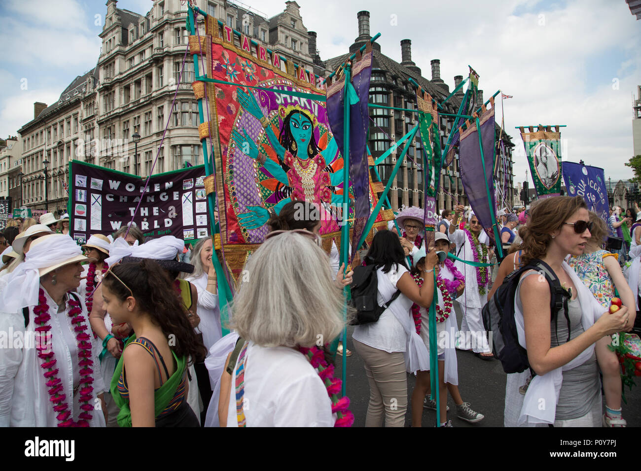 London, Regno Unito - 10 Giugno 2018: Donne in marzo a Londra nei colori del movimento delle Suffragette per celebrare il centenario delle donne a ottenere il voto. Credito: a Vista/fotografica Alamy Live News Foto Stock