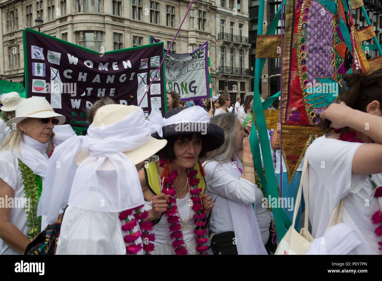 London, Regno Unito - 10 Giugno 2018: Donne in marzo a Londra nei colori del movimento delle Suffragette per celebrare il centenario delle donne a ottenere il voto. Credito: a Vista/fotografica Alamy Live News Foto Stock