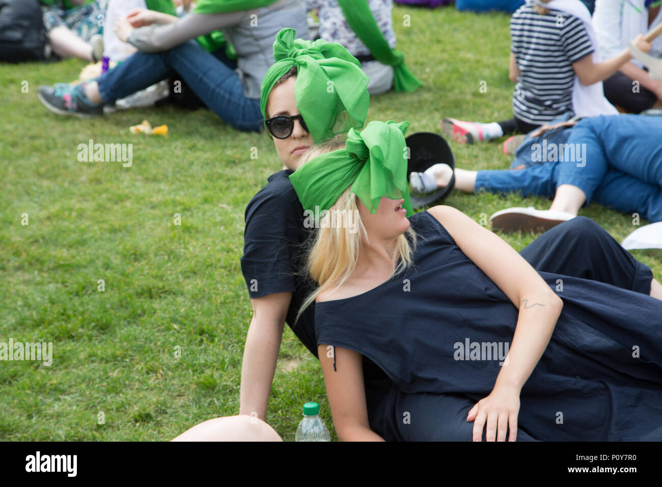 London, Regno Unito - 10 Giugno 2018: Donne in marzo a Londra nei colori del movimento delle Suffragette per celebrare il centenario delle donne a ottenere il voto. Credito: a Vista/fotografica Alamy Live News Foto Stock