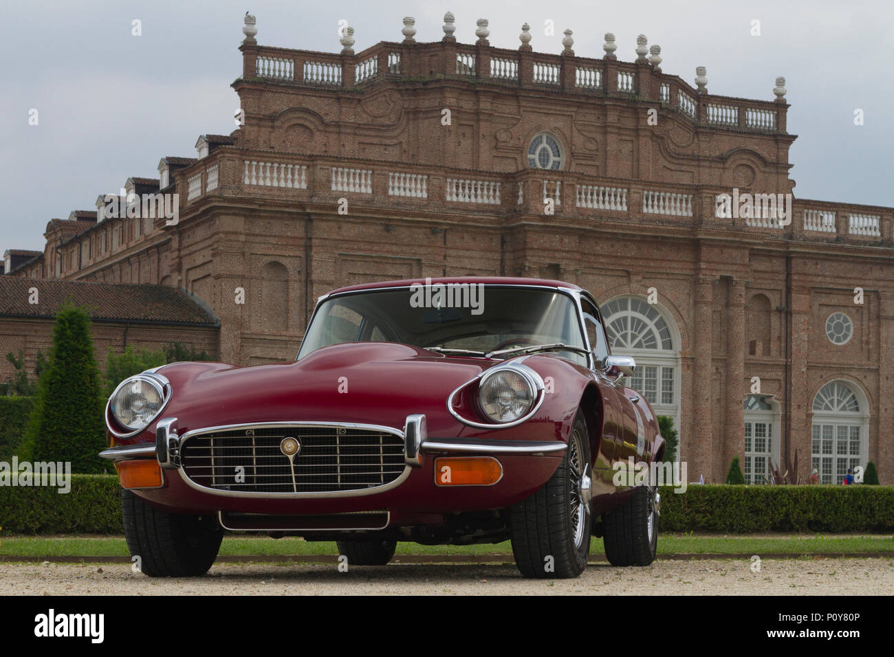 Torino, Italia. Il 10 giugno 2018. Un 1972 Jaguar E Type V12 nei giardini della Reggia Venaria Foto Stock