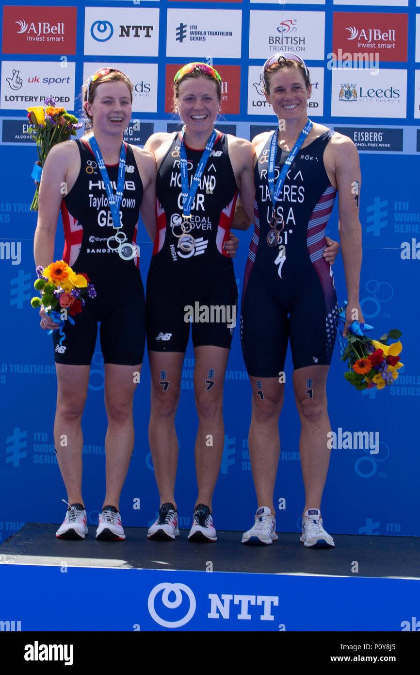 Leeds Triathlon Vicky Holland, Georgia Taylor-Brown e Katie Zaferes colleting le loro medaglie al mondo serie Triathlon gara di Leeds dove giunsero 1st, secondo e terzo posto rispettivamente. Credito: James Copeland/Alamy Live News Foto Stock