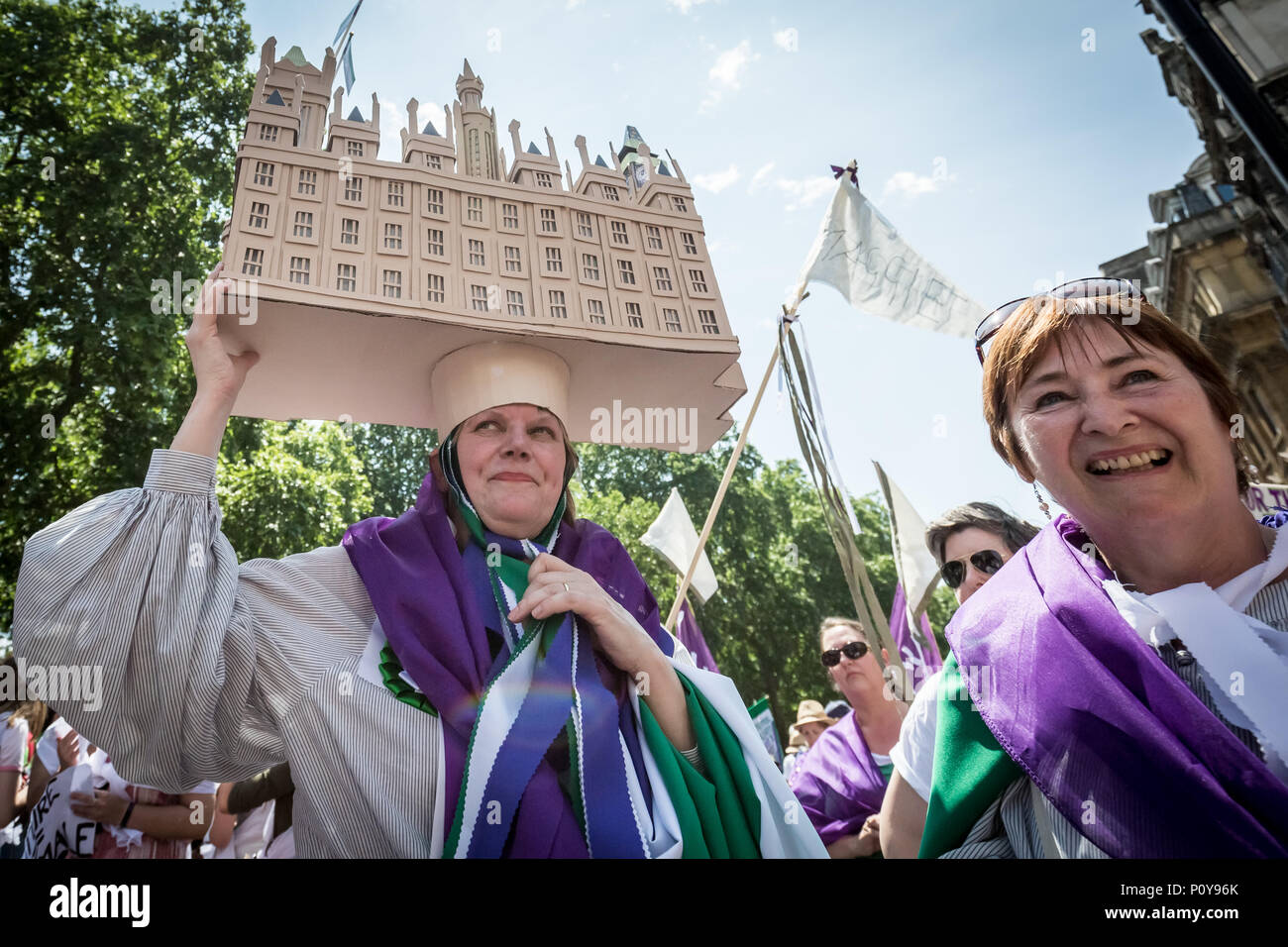 Londra, Regno Unito. Il 10 giugno 2018. Migliaia di donne unirsi processioni 2018. Medicazione nel verde, bianco e viola tri-schema colori delle Suffragette donna sociale e l'Unione politica, marciarono da Hyde Park a Piazza del Parlamento per contrassegnare i cento anni la rappresentanza del popolo Act, che diede British alle donne il diritto di voto e di eleggibilità per una carica pubblica nel Regno Unito. Credito: Guy Corbishley/Alamy Live News Foto Stock