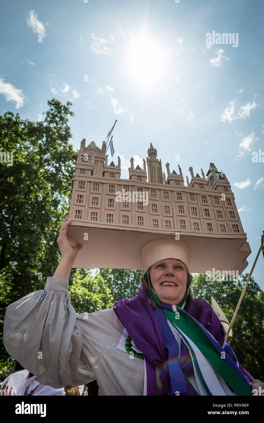 Londra, Regno Unito. Il 10 giugno 2018. Migliaia di donne unirsi processioni 2018. Medicazione nel verde, bianco e viola tri-schema colori delle Suffragette donna sociale e l'Unione politica, marciarono da Hyde Park a Piazza del Parlamento per contrassegnare i cento anni la rappresentanza del popolo Act, che diede British alle donne il diritto di voto e di eleggibilità per una carica pubblica nel Regno Unito. Credito: Guy Corbishley/Alamy Live News Foto Stock