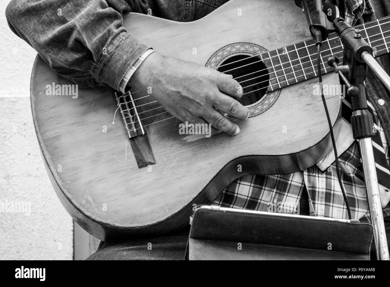 Street chitarrista suona la chitarra classica foto in bianco e nero Foto Stock