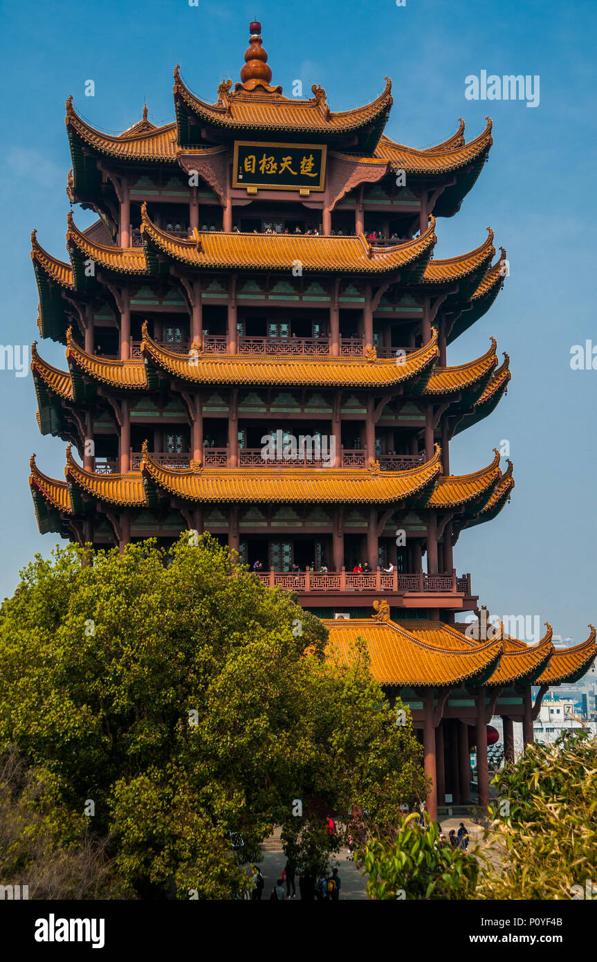 La Yellow Crane Tower serpente sulla collina sopra il fiume Yangtze a Wuhan, Cina. Foto Stock