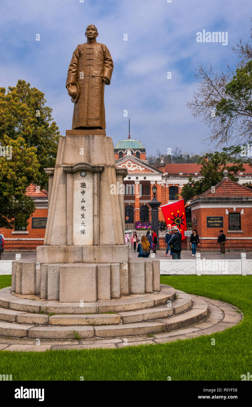 Statua di Sun Yatsen davanti alla camera rossa dove la rivoluzione del 1911 che ha portato alla caduta della dinastia Qing ha iniziato a. Wuhan, Hubei, Cina Foto Stock
