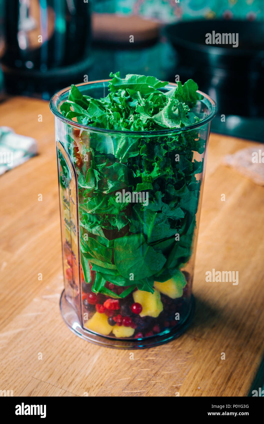 Coppa piena di Sano frutta e verdura come il cavolo e spinaci Foto Stock