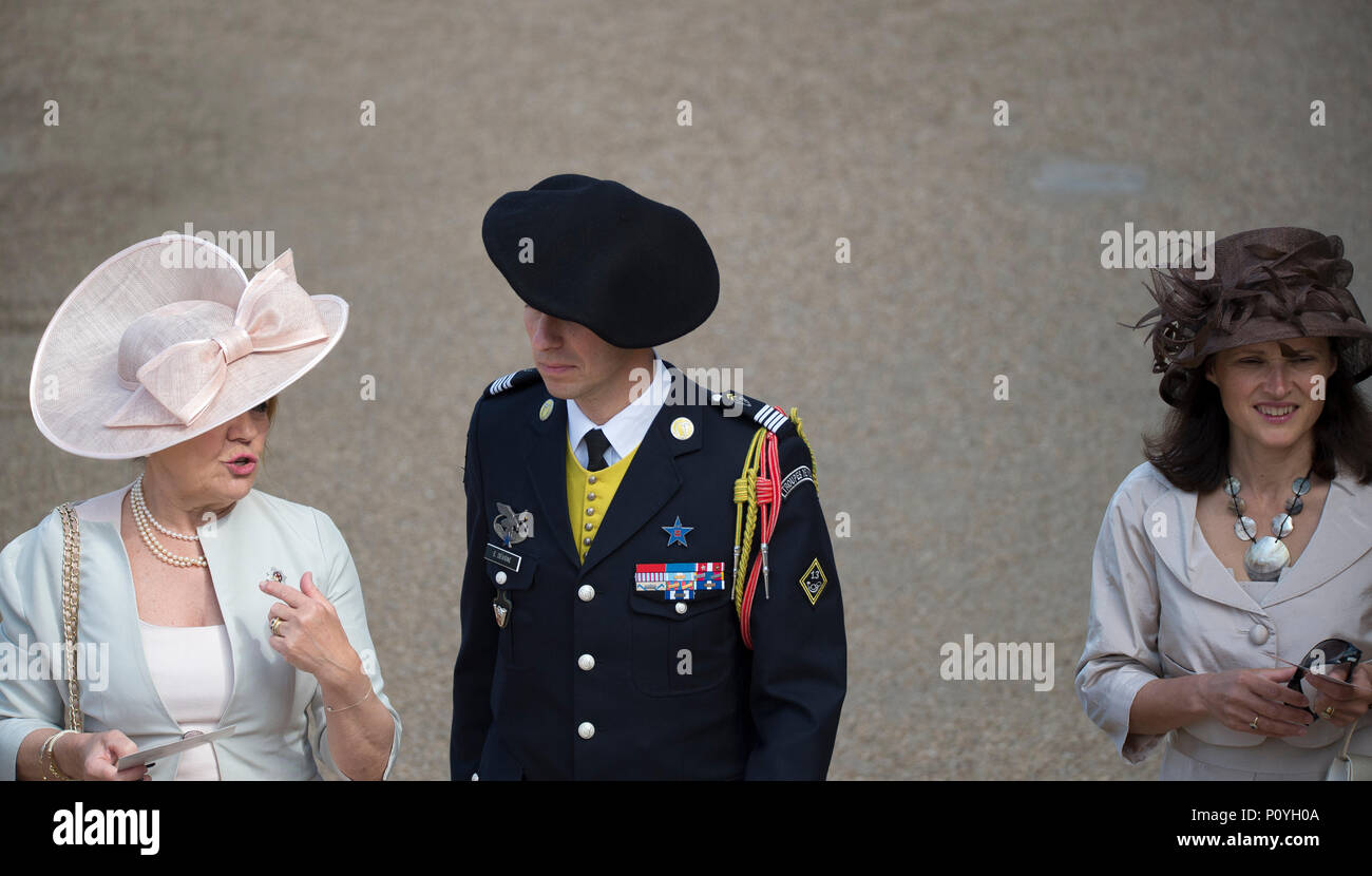 Il 9 giugno 2018. Cappelli eleganti sul display del Queens compleanno  sfilata in sfilata delle Guardie a Cavallo, un Savoyard beret. Credito:  Malcolm Park/Alamy Foto stock - Alamy