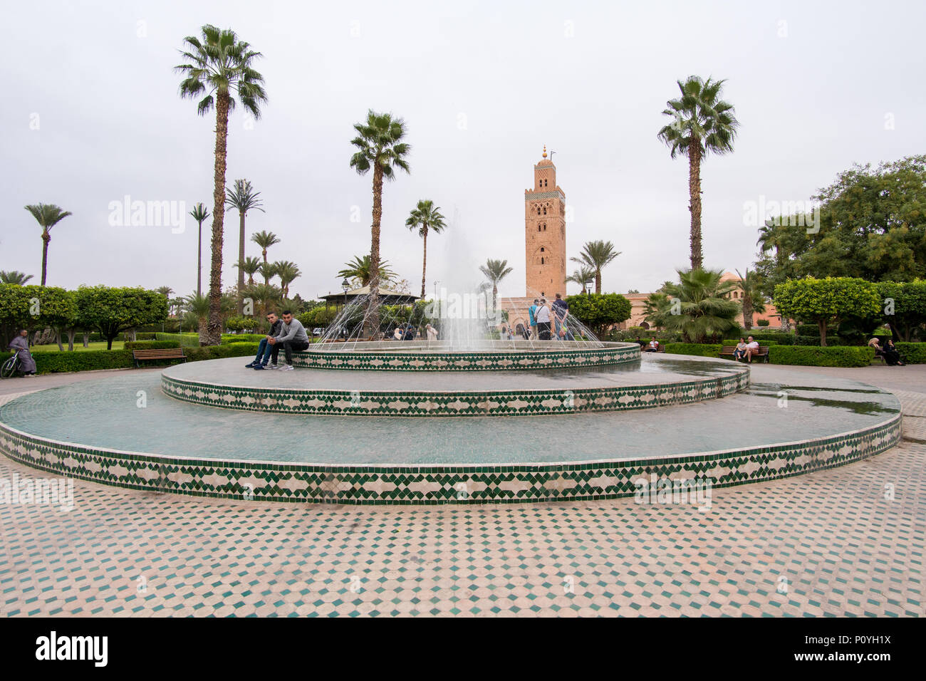 Marrakech, Marocco - Novembre 08, 2017: Vista della Moschea di Koutoubia a Marrakesh da Lalla Hasna parco con fontana e le palme in primo piano Foto Stock