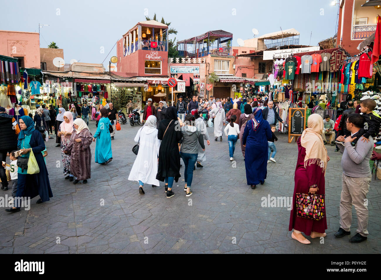 Marrakech, Marocco - Novembre 08, 2017: mercato marocchino piazza Jamaa El Fna a Marrakech quartiere della medina, chiamato anche Piazza Jemaa El Fnaa, Djema El Fna o dj Foto Stock