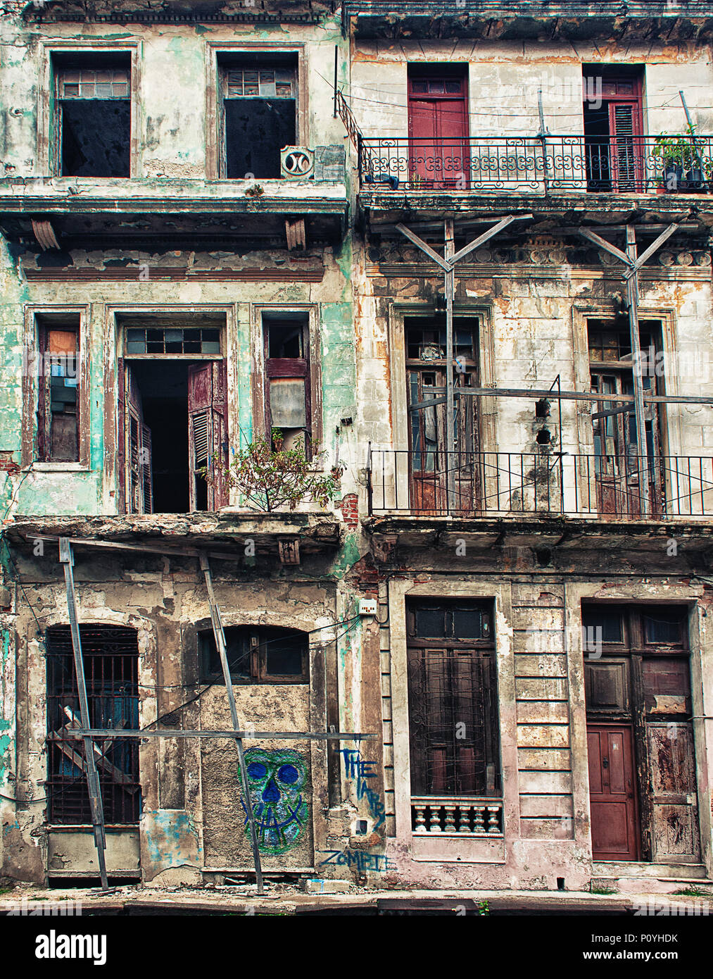 La facciata della vecchia semi-edificio crollato nella Città dell Avana, Cuba Foto Stock