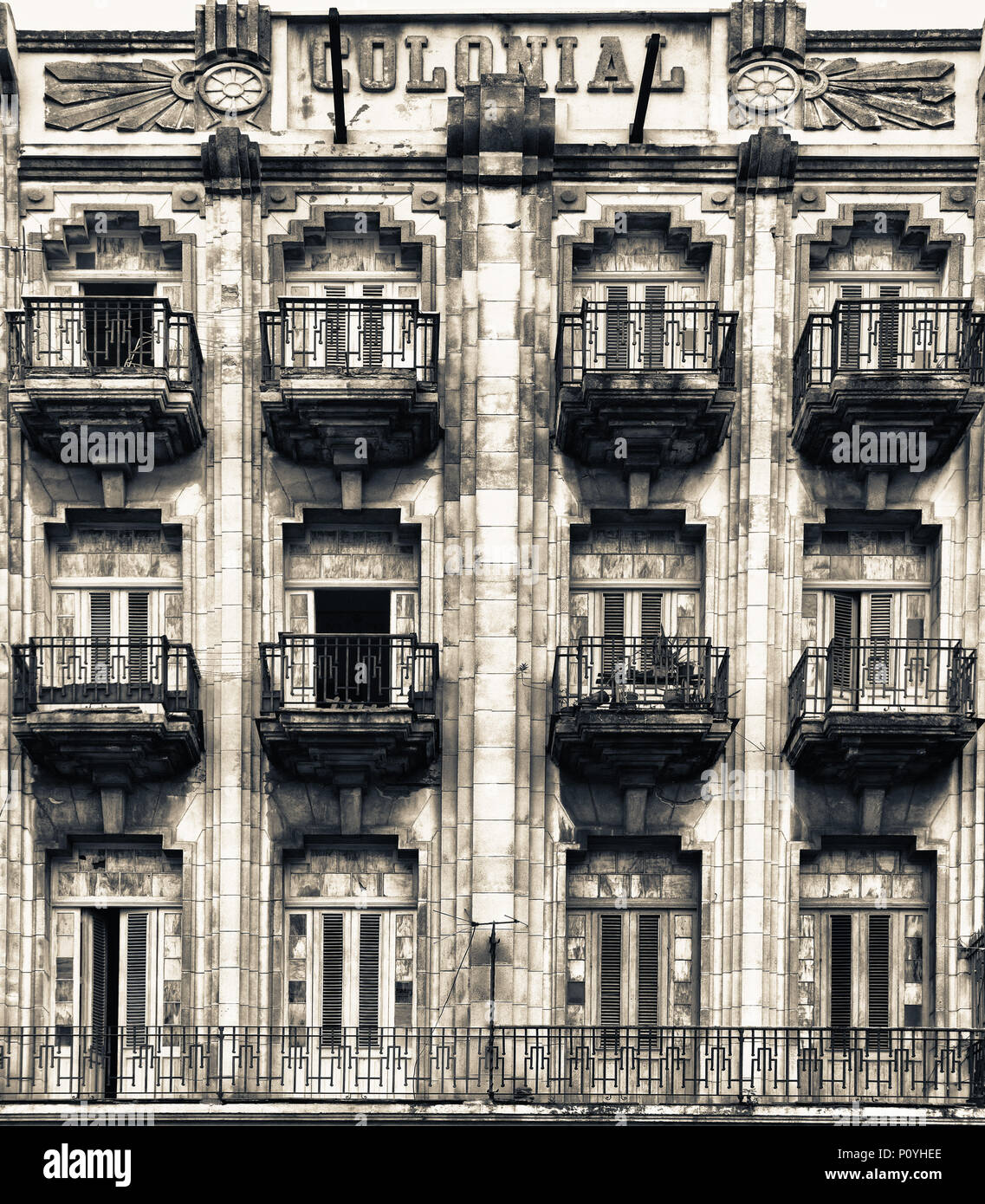 Vecchio e sporco edificio con balconi in Havana, Cuba Foto Stock