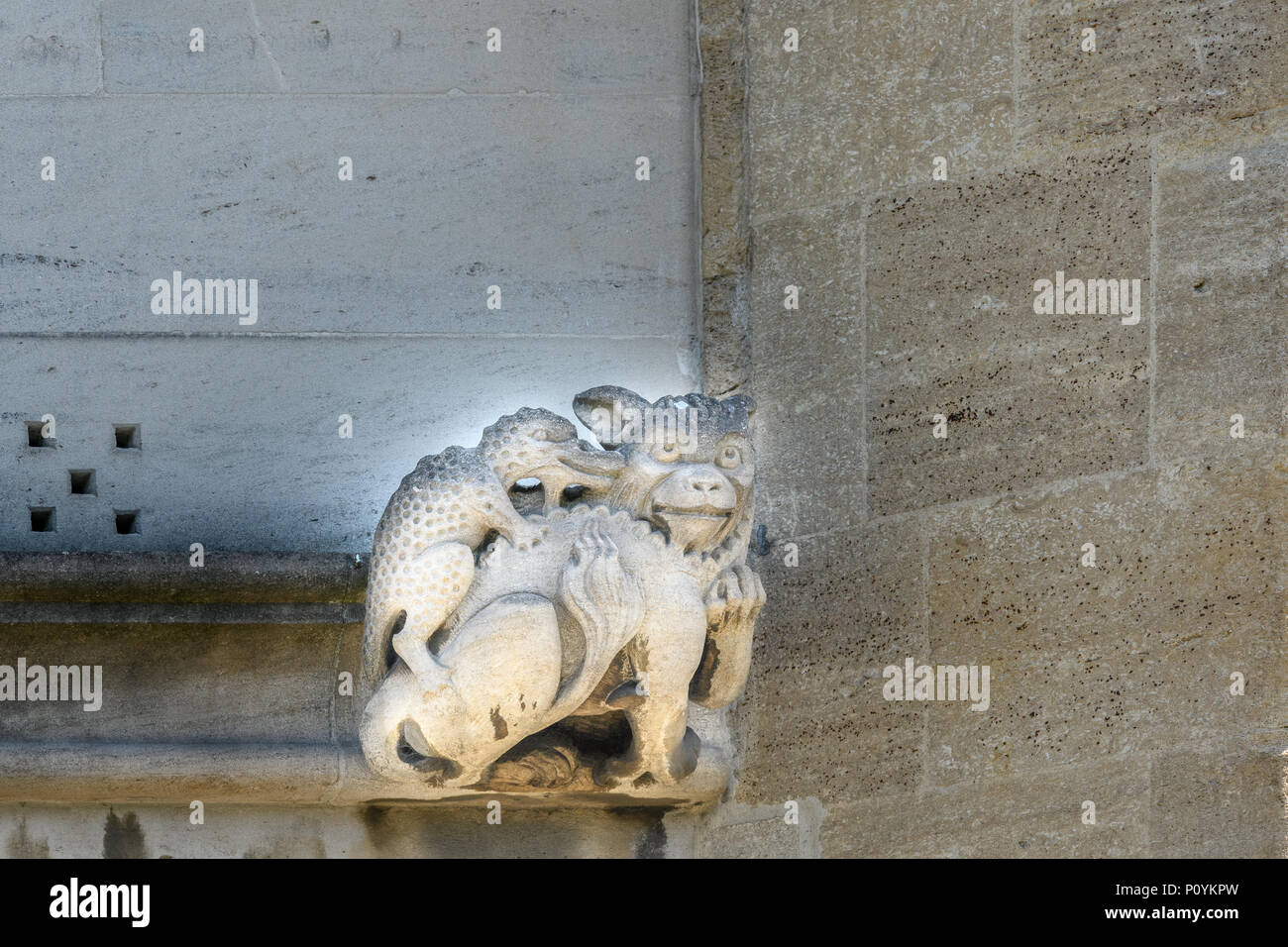 Scultura in pietra (di paurosi diabolica creature) su un muro esterno al Magdalen College dell'università di Oxford, Inghilterra. Foto Stock