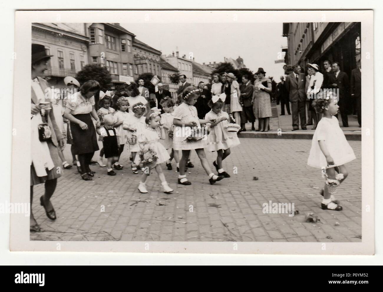 HODONIN, la Repubblica cecoslovacca, circa 1943: Vintage mostra fotografica di religiosi (cattolica) celebrazione, circa 1943. Foto Stock