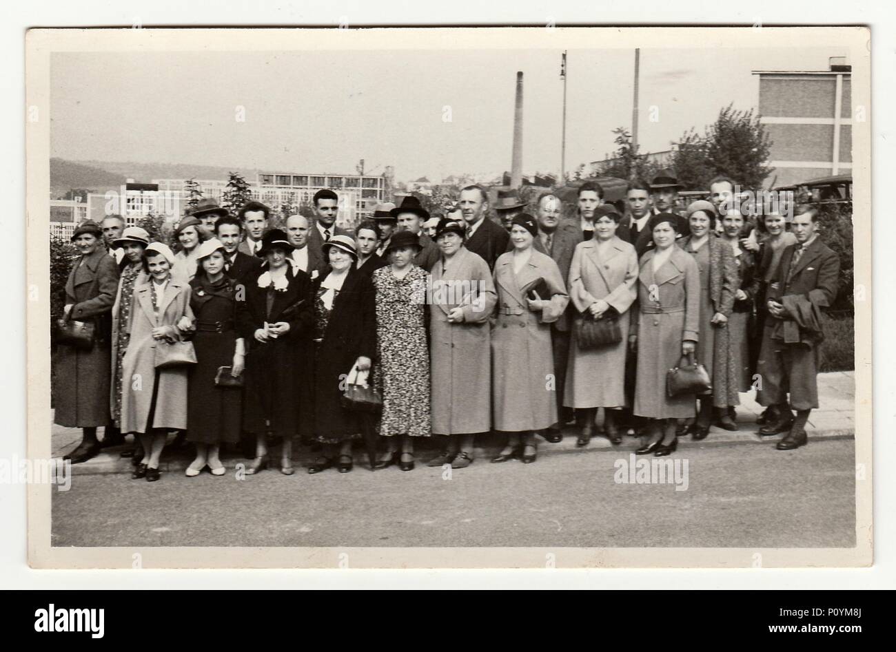 ZLIN, la Repubblica cecoslovacca, Agosto 15, 1934: Vintage foto mostra un gruppo di persone di fronte a fabbriche di Bata, il 15 agosto 1934. Foto Stock