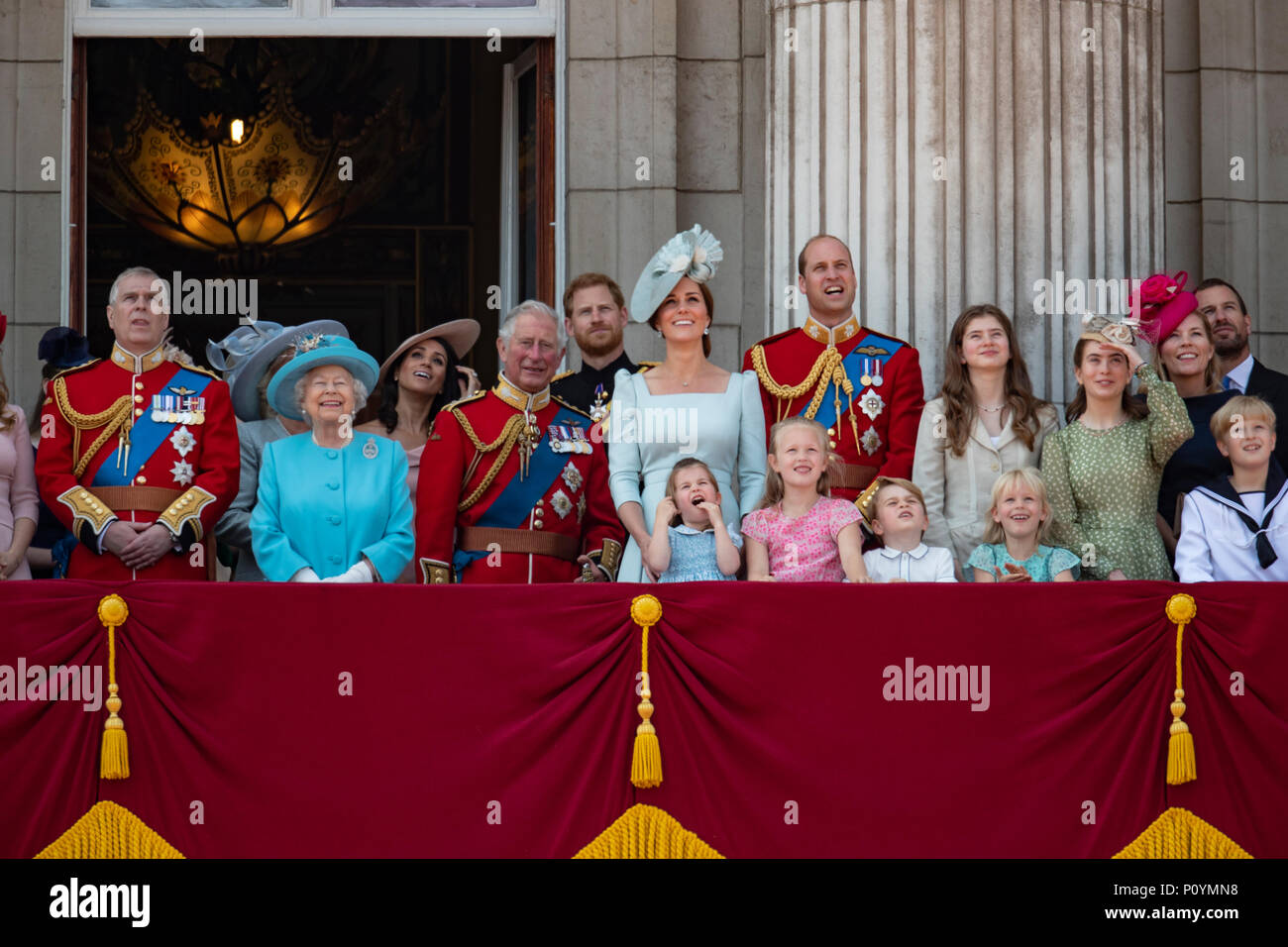 Il 9 giugno 2018 Londra UK Gran Bretagna il Queen Elizabeth conduce la famiglia reale britannica nel celebrare il suo compleanno ufficiale con il trooping dei colori e un flypast a Buckingham Palace a Londra centrale. Fotografia di Michael DUNLEA tel +44 (0) 7831 237060 ©MICHAEL DUNLEA michael@sovereignsyndication.com Foto Stock