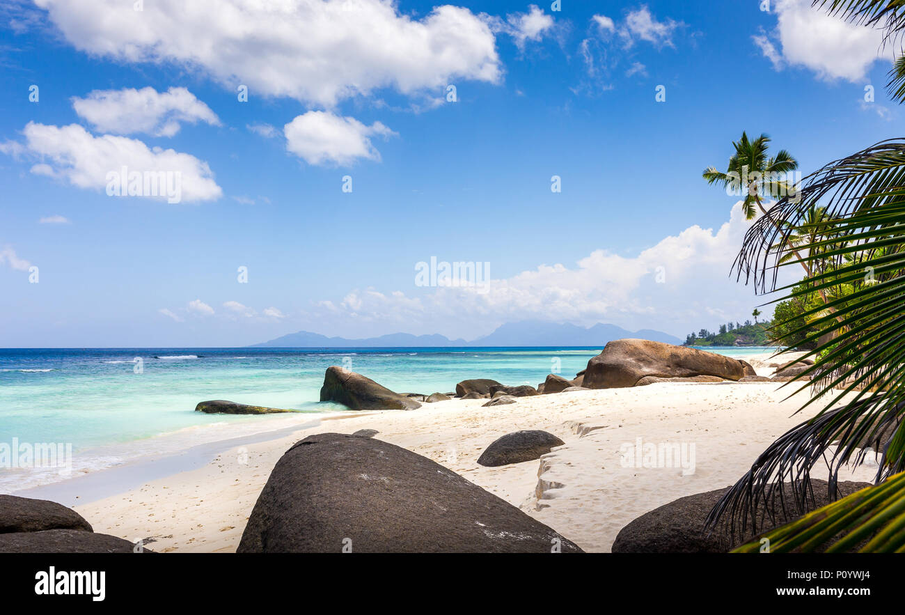 Paradise Island nelle Seicelle, spiaggia di sabbia e il cielo blu oltre Oceano Indiano Foto Stock