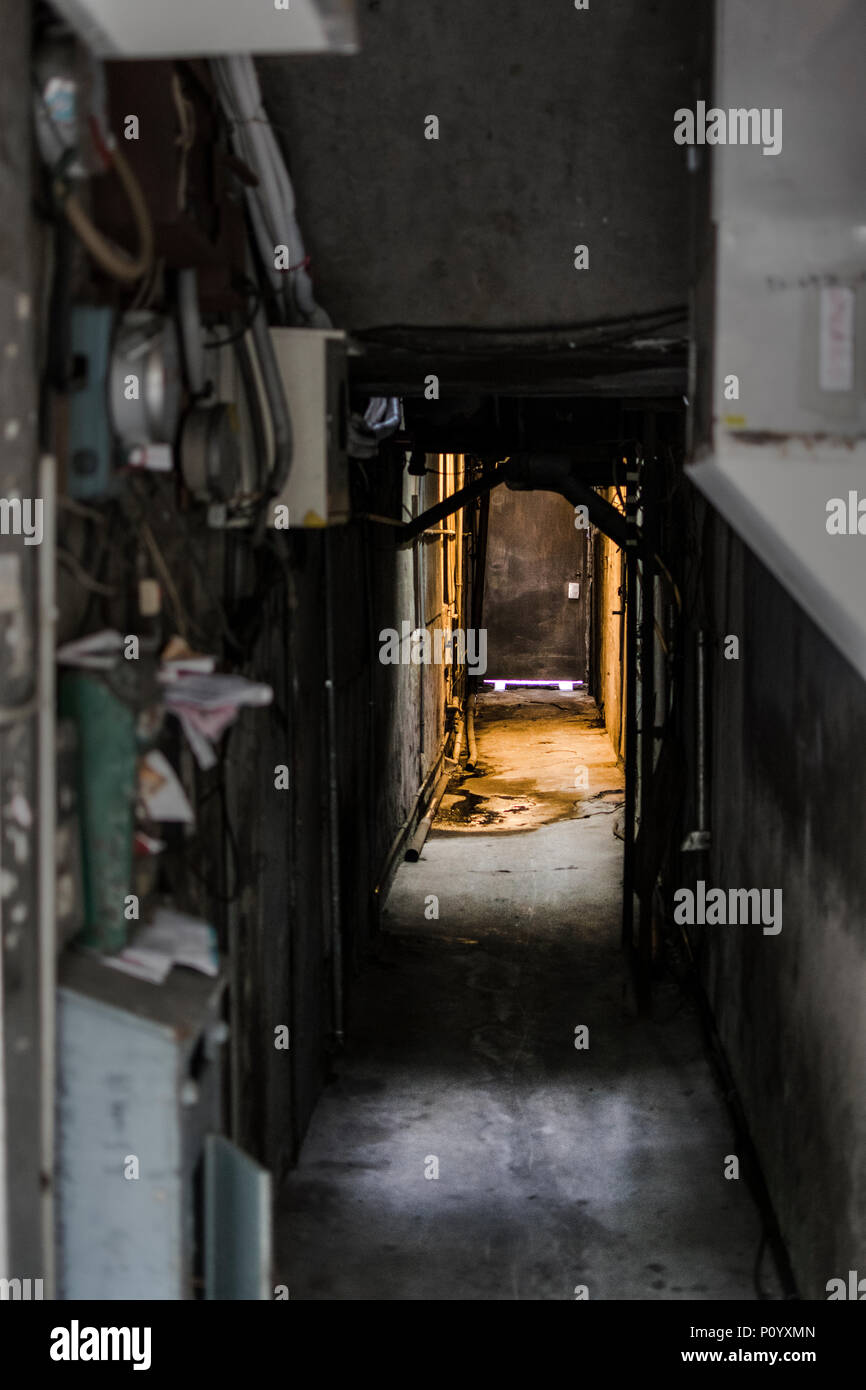 Piccolo buio, inquietante e claustrofobico corridoio in Taipei Foto Stock