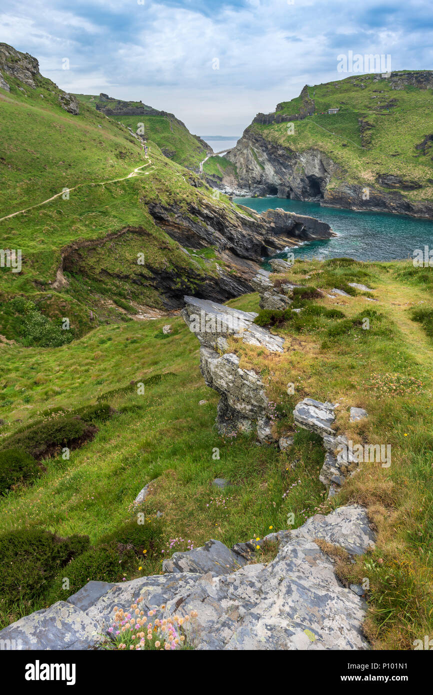 Situato sulla bellissima ma robusto North Cornish Coast, Tintagel Castle e Merlin's Cave sono popolari attrazioni turistiche nel sud ovest dell'Inghilterra. Foto Stock