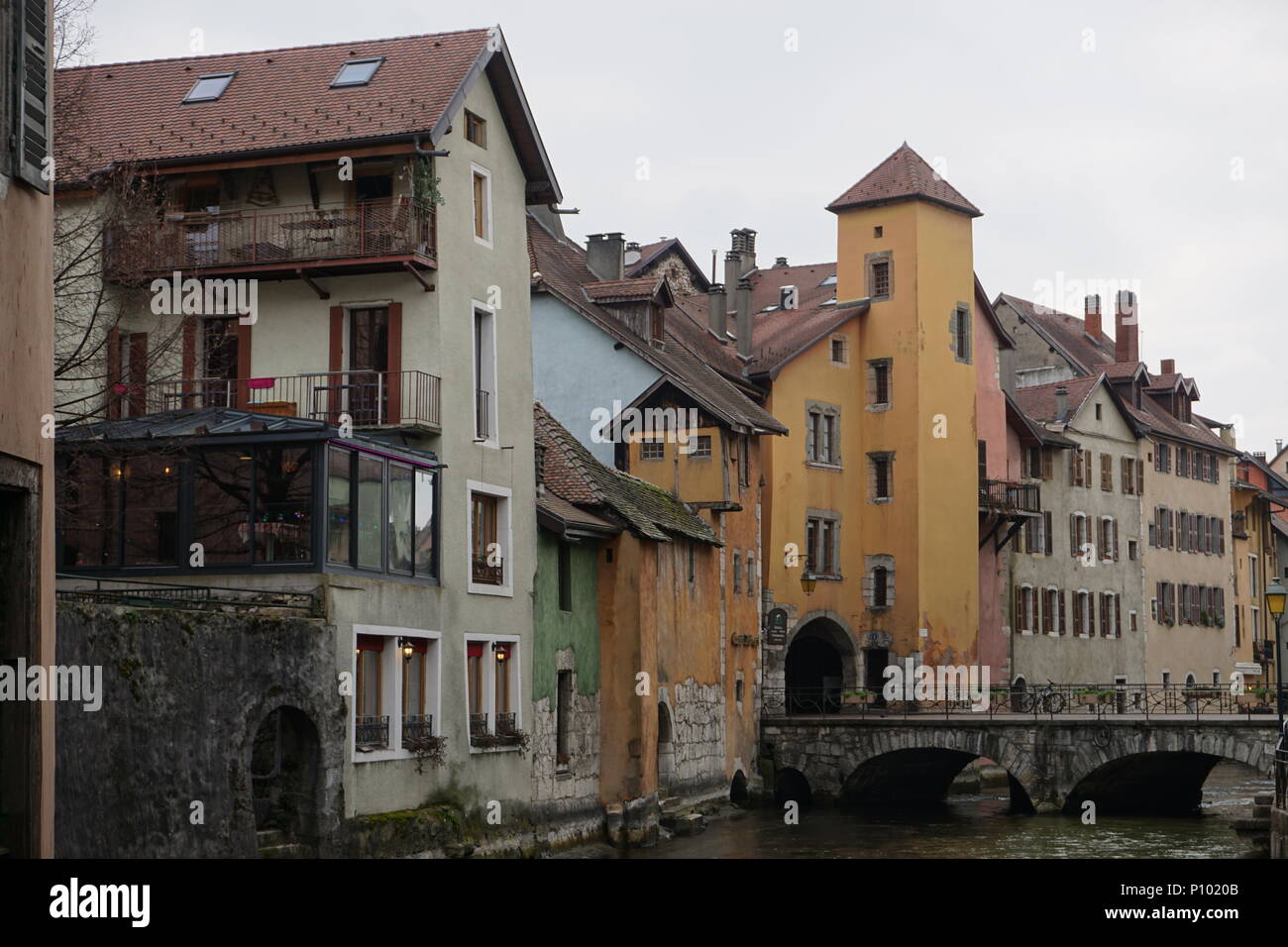 La colorata e costruzioni insolite del centro di Annecy, Francia su un nuvoloso giorno di inverno Foto Stock
