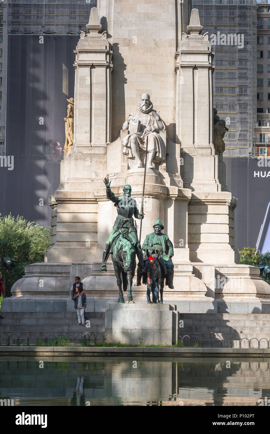 Statua di Don Quixote Madrid, vista della statua di Don Quixote e Sancho Panza al Monumento Cervantes in Plaza de Espana a Madrid, Spagna. Foto Stock