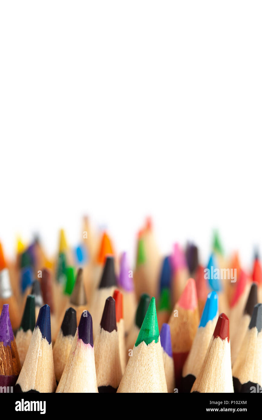 Molte righe di sharp matite colorate con focus sul primo piano - immagine verticale con spazio di copia Foto Stock