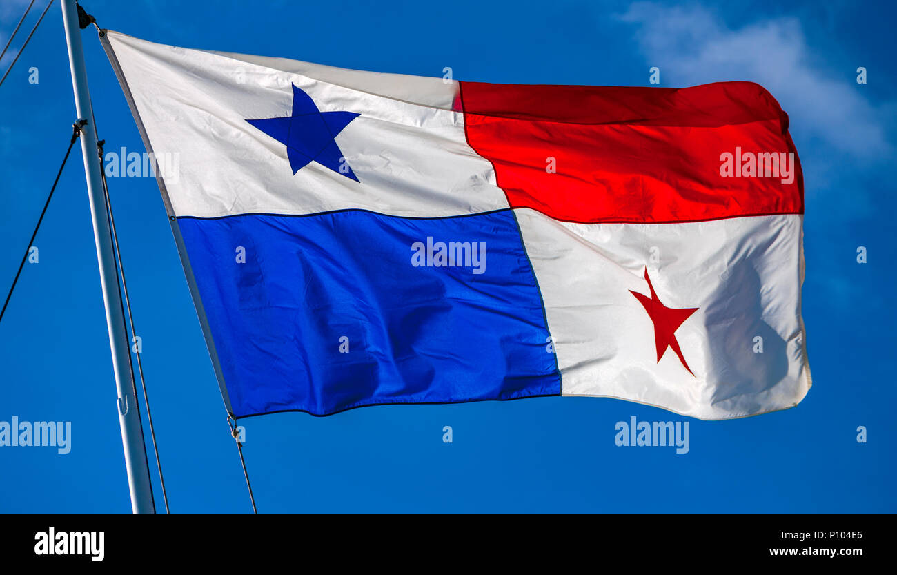 L'evoluzione della bandiera nazionale di Panama sul pennone Foto Stock