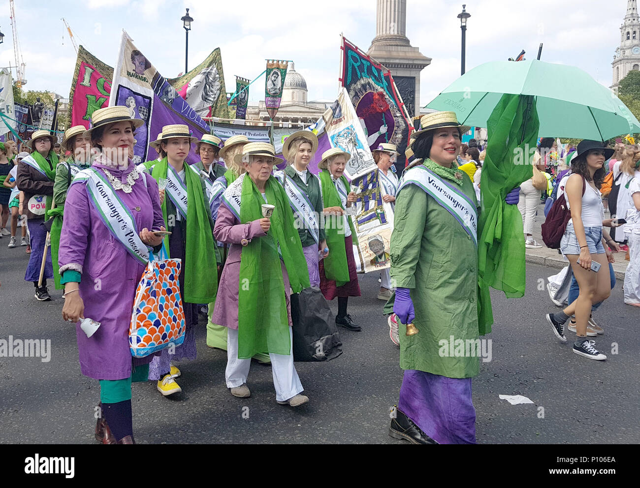 Un gruppo nel periodo vestito dal Turner Contemporary Art Gallery di Margate, unisciti a migliaia di persone marciando attraverso il centro di Londra vestito di verde, viola e bianco - i colori del movimento delle Suffragette - per celebrare i cento anni le donne sono state concesse alla votazione. Foto Stock