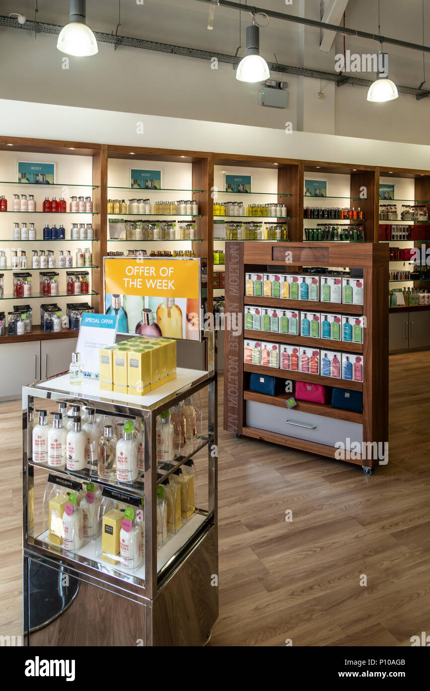 Cosmetici e Prodotti per la cura del corpo display in Molton Brown negozio outlet a Gretna Gateway Outlet Village, un viaggio di 'small' nell'estremo sud della SCO Foto Stock