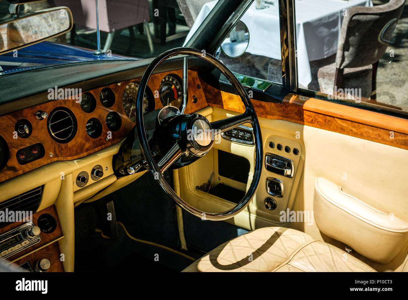 Berlino, Germania - 09 giugno 2018: volante, cruscotto e interno di belle auto d'epoca cockpit in Classic giorni una Oldtimer evento per vintag Foto Stock