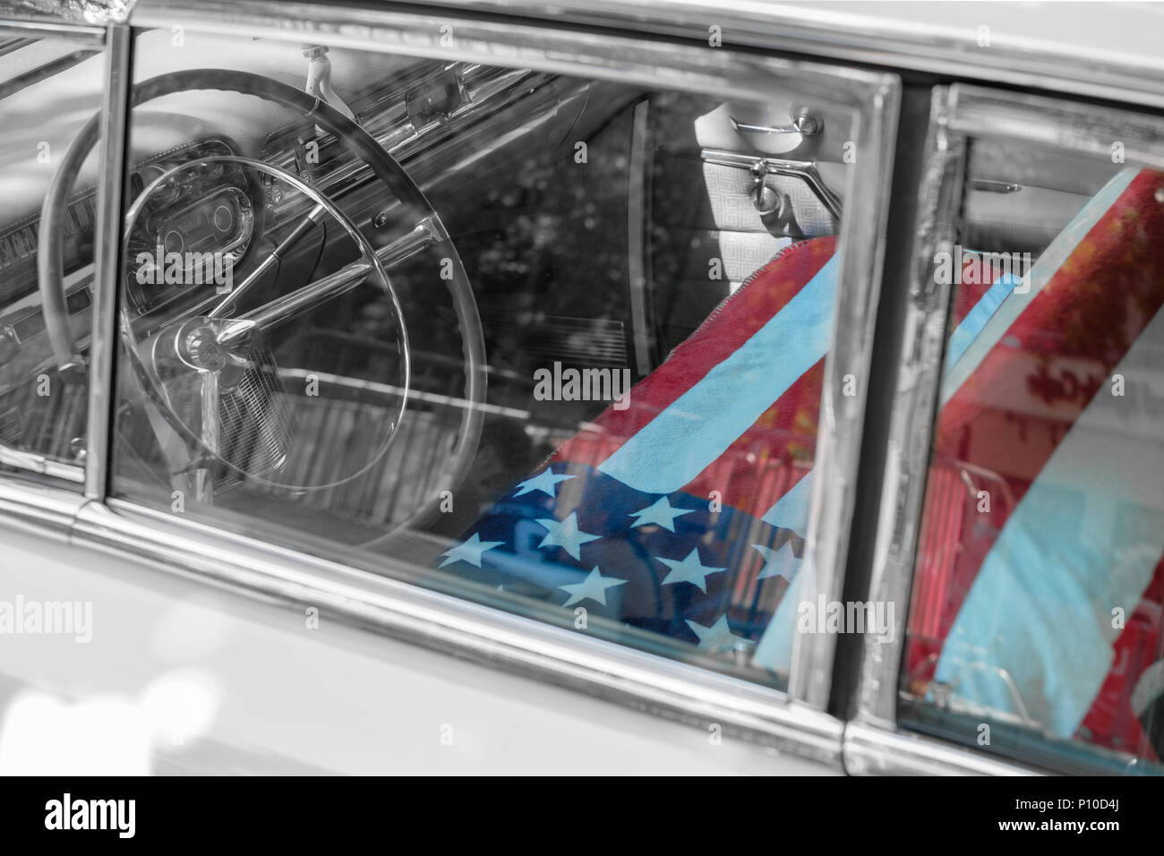 Berlino, Germania - 09 giugno 2018: vecchia Cadillac oldtimer per interni auto con la bandiera americana sul sedile anteriore in Classic Giorni, Oldtimer manifestazione di Berlino Foto Stock