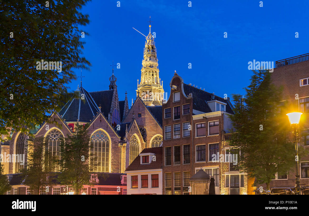 La vecchia chiesa Oude Kerk di Amsterdam città di notte, Paesi Bassi. Foto Stock