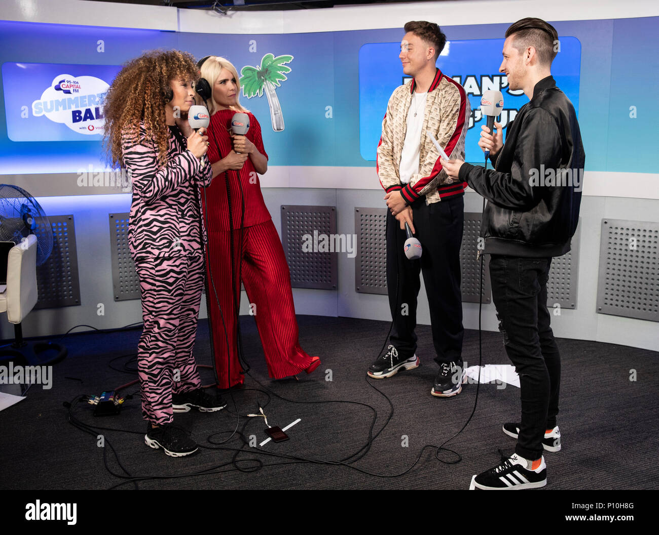 (Da sinistra a destra) Ella Eyre, Paloma Faith, Roman Kemp e Sigala nello studio aereo durante il Summertime Ball della capitale con Vodafone al Wembley Stadium, Londra. PREMERE ASSOCIAZIONE foto. Quest'estate gli artisti più famosi si sono esibiti dal vivo per 80,000 ascoltatori della capitale al Wembley Stadium durante la più grande festa estiva del Regno Unito. Tra gli artisti che hanno preso parte alla manifestazione si segnalano Camila Cabello, Shawn Mendes, Rita ora, Charlie PUTH, Jess Glyne, Craig David, Anne-Marie, Rudimal, Sean Paul, Clean Bandit, James Arthur, Sigala, Years & Years, Jax Jones, Raye, Jonas Blue, Mabel, Stefflon Don, Yungen e G-Eazy. Data immagine: Sabato 9 giugno, Foto Stock