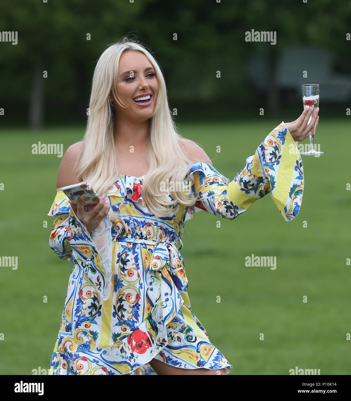 Il cast di "L'unico modo è Essex' cattura un garden party in scena al castello di Colchester dotate: Ambra Turner dove: Essex, Regno Unito quando: 10 maggio 2018 Credit: WENN.com Foto Stock