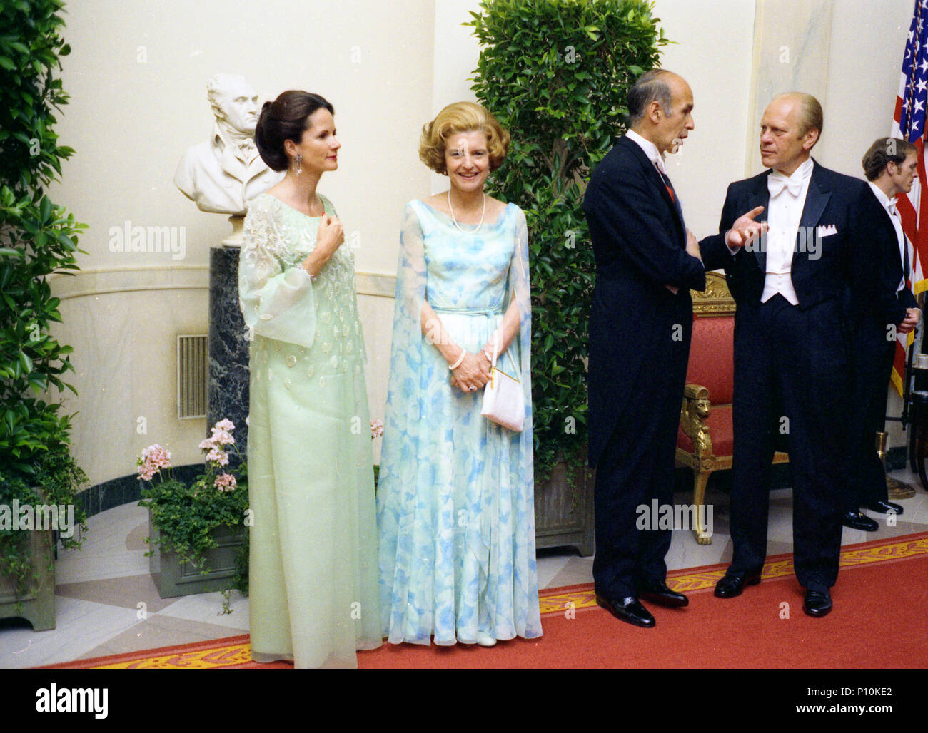 1976, 17 maggio - La Casa Bianca - Gerald Ford, Betty Ford, Presidente & Mrs. Giscard d'Estaing - 4 piedi, parlando in prossimità della linea di ricevimento; Betty Ford indossando blu e verde pastello stampa floreale di chiffon senza maniche Estevez vestaglia; usura formale; bianco cravatta - Visita di Stato del presidente francese Valéry Giscard d'Estaing; Stato cena; dopo cena la linea di ricezione Foto Stock