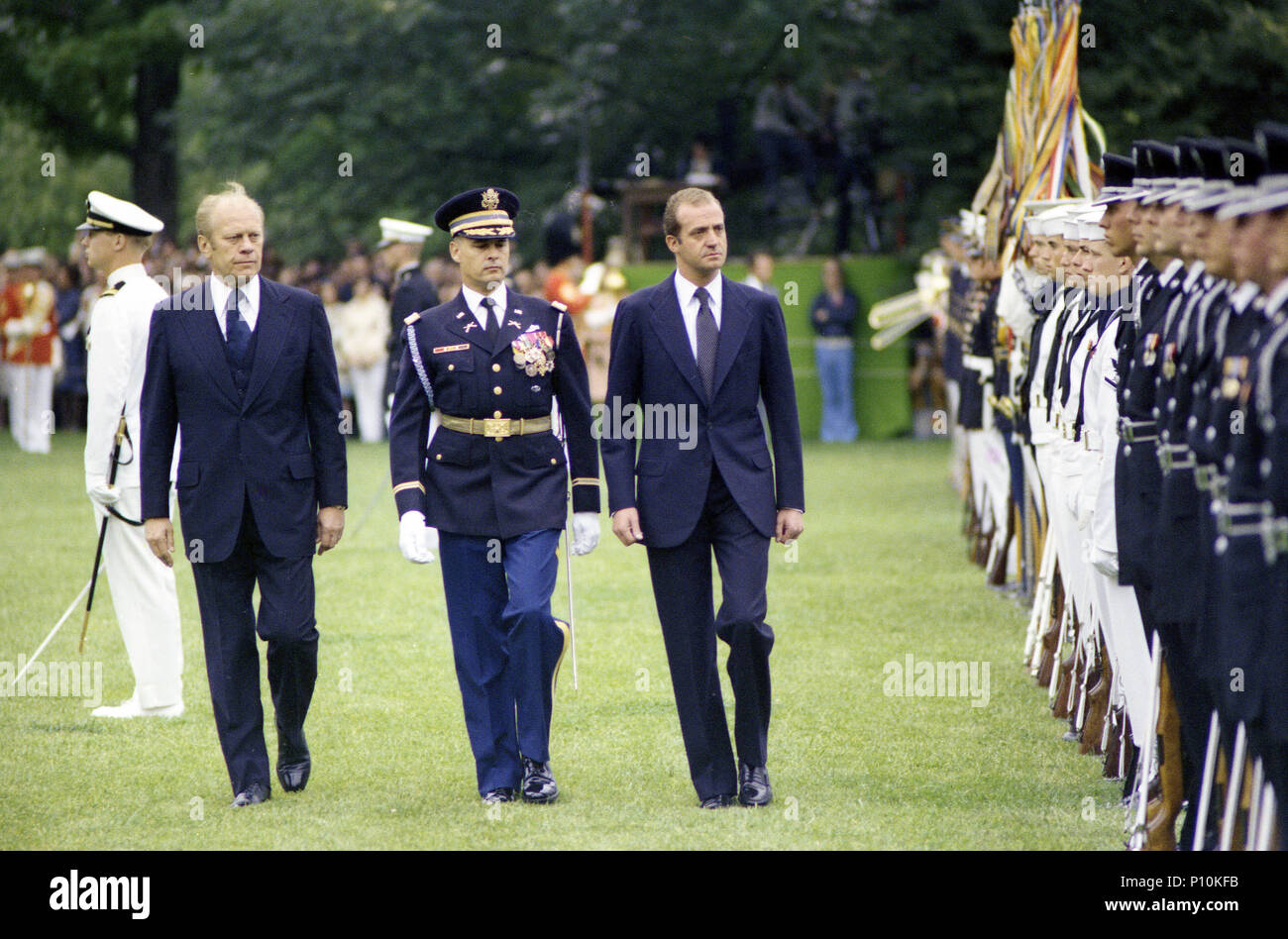 1976, 2 Giugno - South Lawn - La Casa Bianca - Gerald Ford, Re Juan Carlos I, capitano della guardia, Guardia d'onore - GRF, Juan Carlos e capitano oltrepassando la protezione; muovendo verso la telecamera - Membro Cerimonia di arrivo per il re Juan Carlos I e la regina Sofia di Spagna Foto Stock