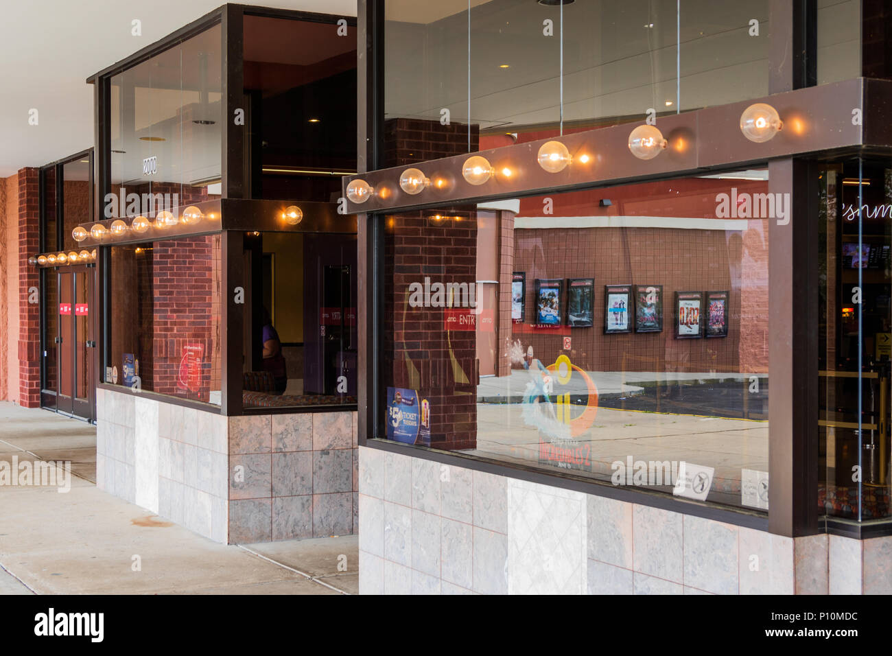HICKORY, NC, Stati Uniti d'America-6 18 giugno: Il biglietto di Windows a un locale AMC movie theater. Foto Stock