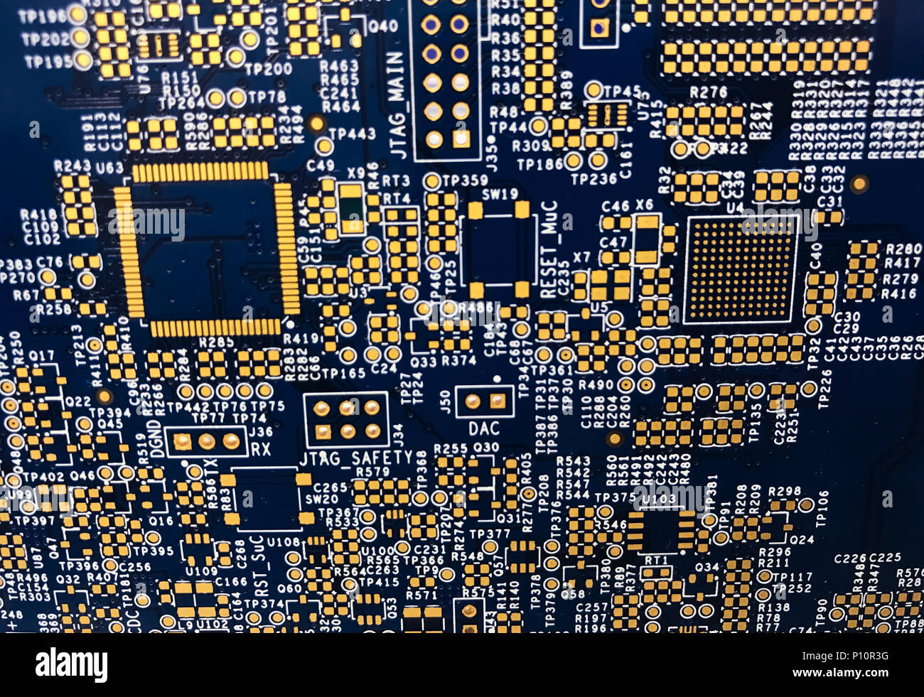 Scheda a circuito stampato PCB con contatti dorati delle pastiglie per passice e i componenti elettronici attivi Foto Stock
