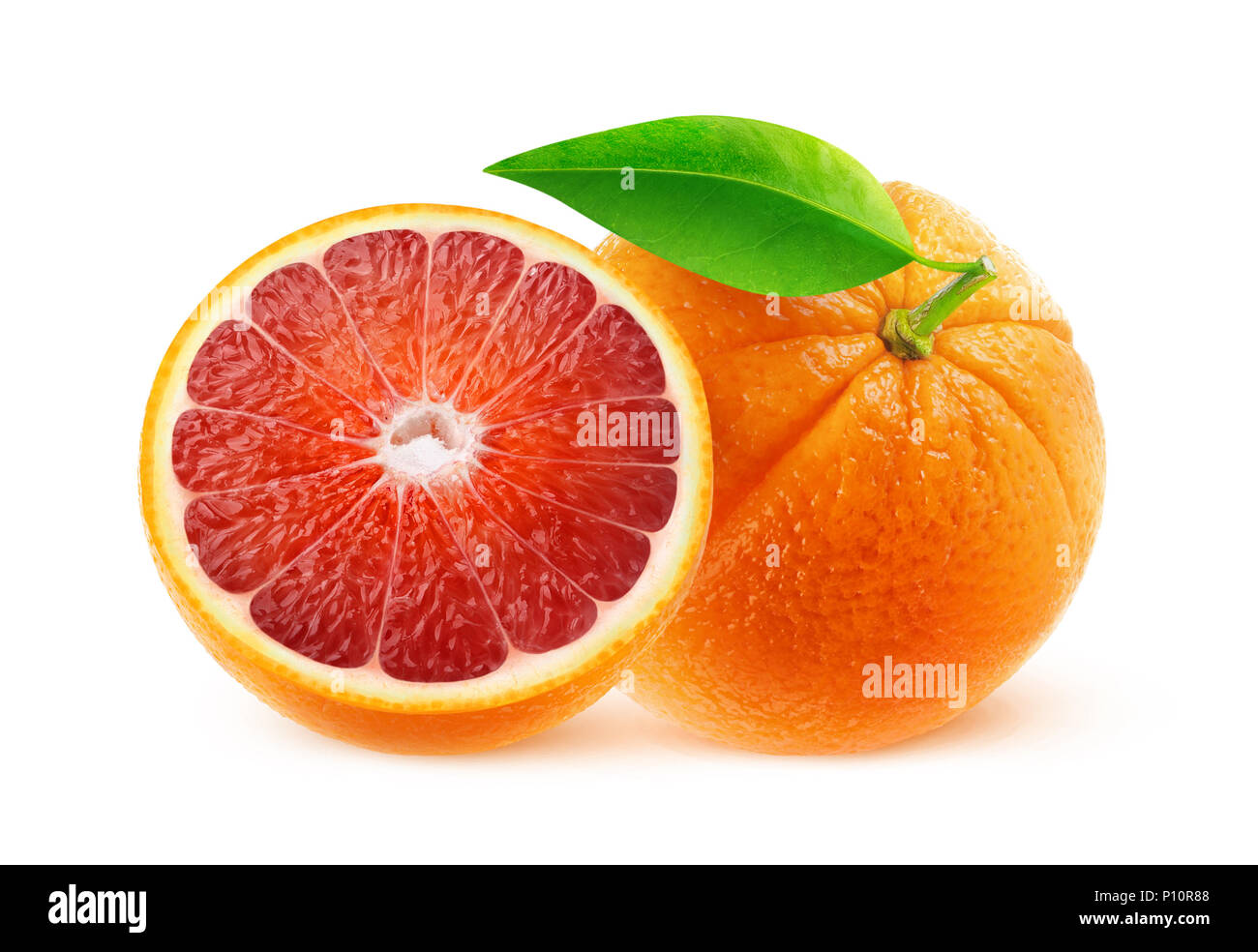 Frutta isolato. L'uno e metà arance sanguigne isolato su sfondo bianco con tracciato di ritaglio Foto Stock
