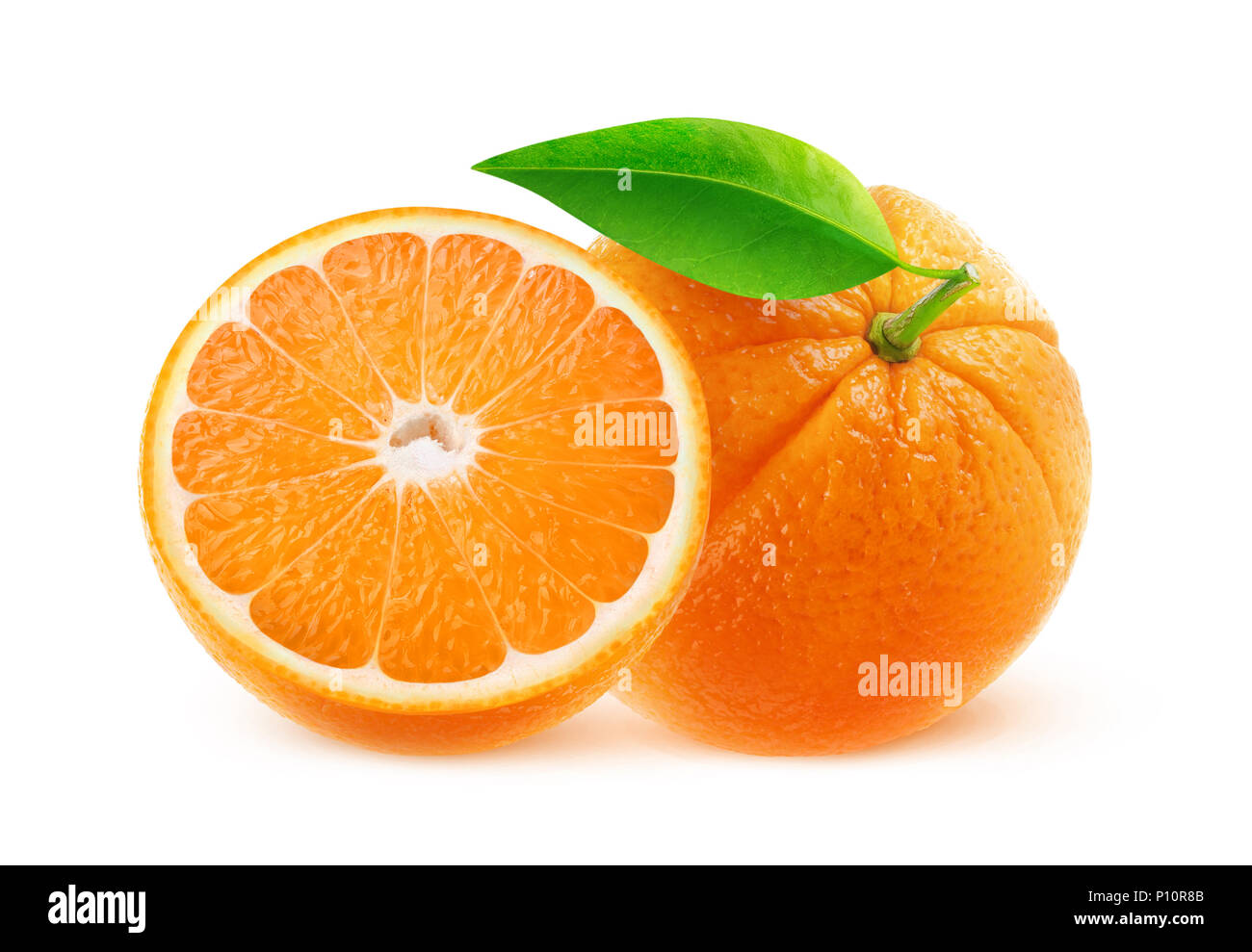 Frutta isolato. L'uno e metà arance isolato su sfondo bianco con tracciato di ritaglio Foto Stock